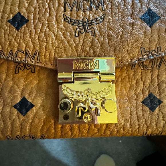 MCM Crossbody Wallet with removable gold chain. - Picture 15 of 15